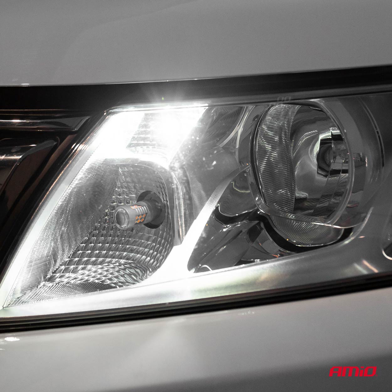 Близък план на LED крушка T10e W5W с CANBUS