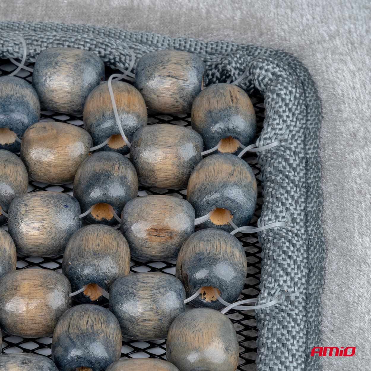 Detail van grijze zitmat met houten kralen