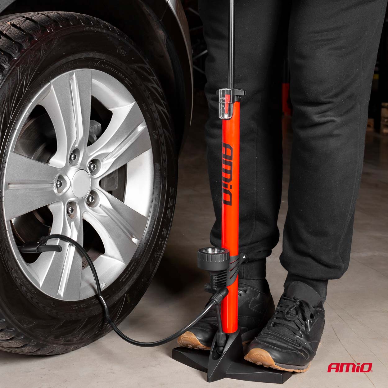 Kovová ruční pumpa pro automobilové a cyklistické ventilky