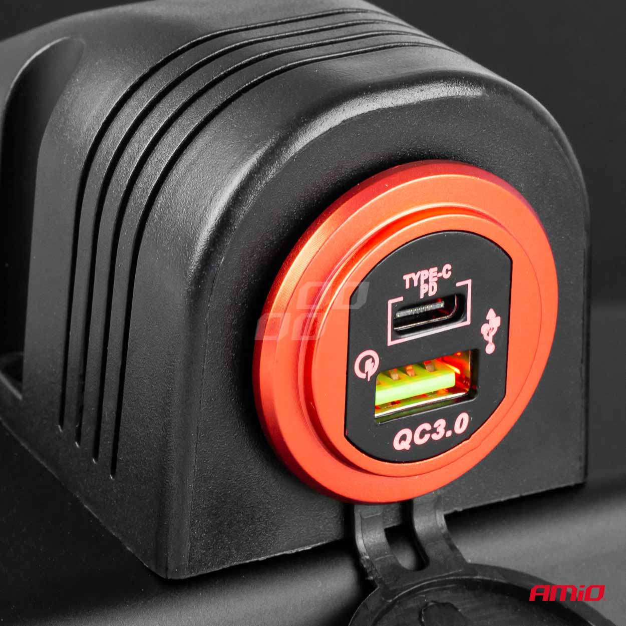 Vodotesná nabíjačka telefónu s USB, USB-C a digitálnym voltmetrom
