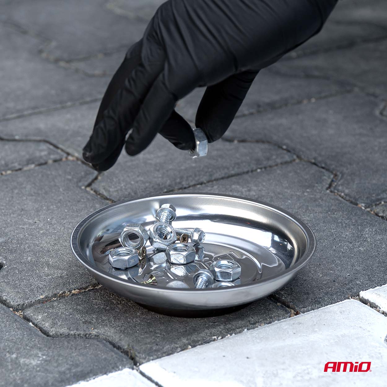Magnetisk bakke til opbevaring af små metaldele