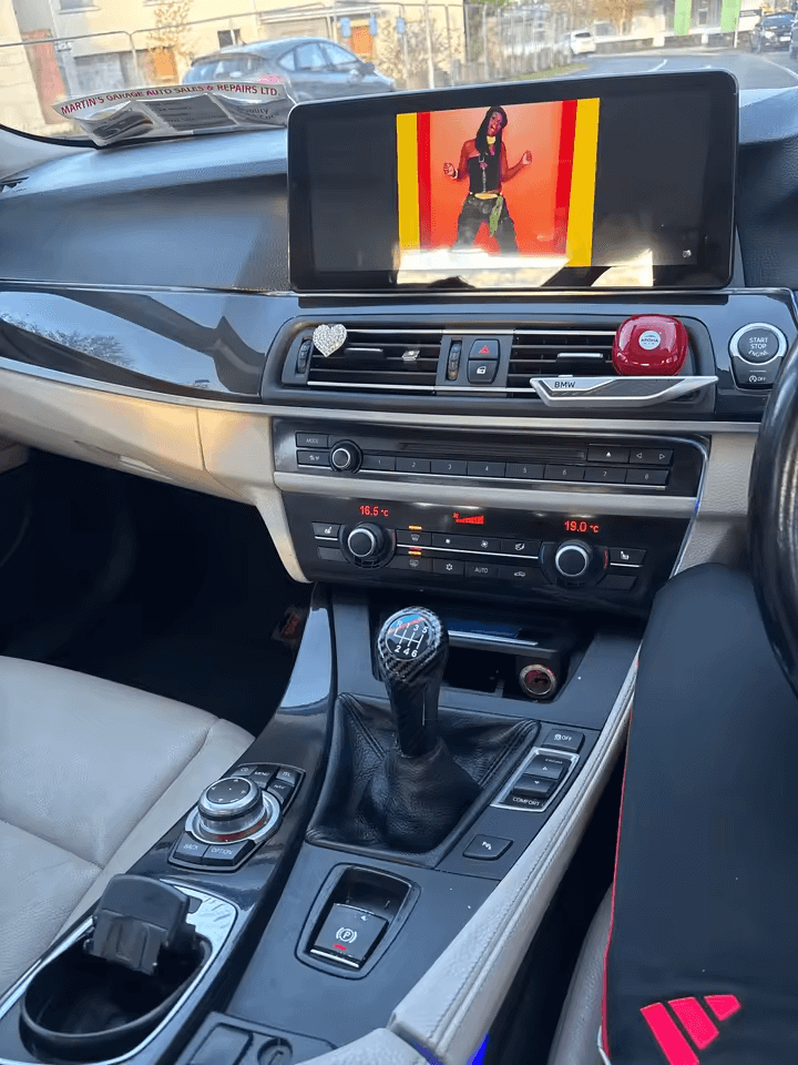 BMW 5-Serie GT F07 09-17 - 12,3" radio med Apple CarPlay och Android Auto installerad i en bilinteriör.