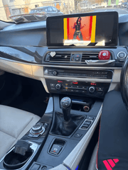 BMW 5-Serie GT F07 09-17 - 12,3" radio med Apple CarPlay och Android Auto installerad i en bilinteriör.