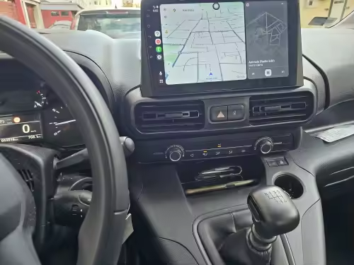 Citroën Berlingo/Peugeot Partner 19-26 - 10,1" Radio m. Apple CarPlay og Android Auto installation with navigation display.