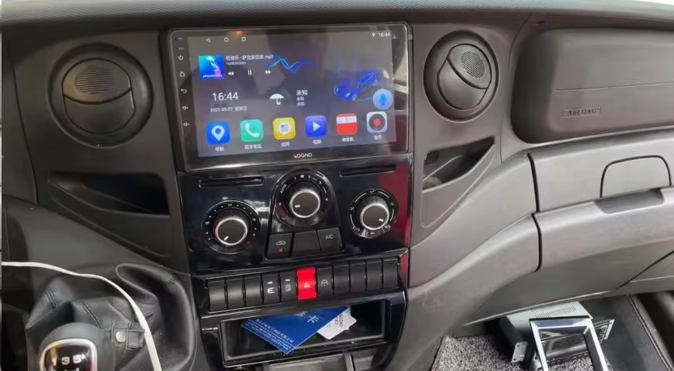 Iveco Daily 07-14 - 9" Radio m. Apple CarPlay og Android Auto installeret i bilens instrumentbræt.
