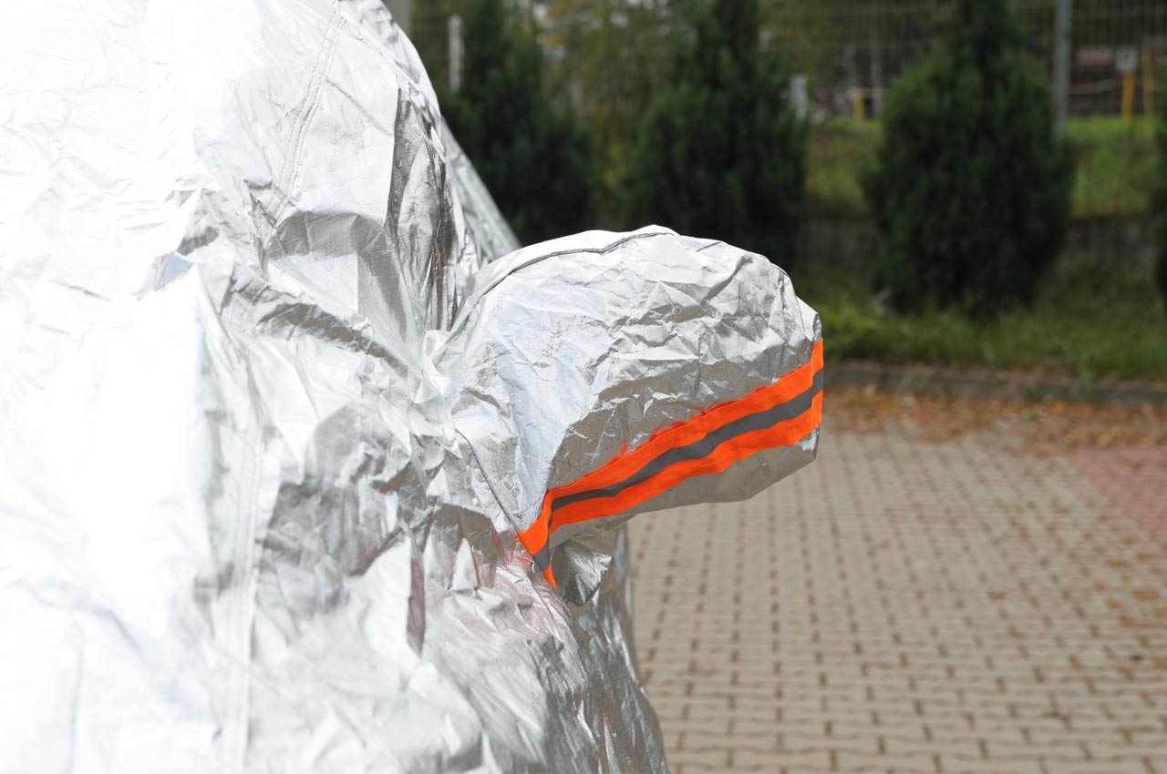 Stříbrná hliníková plachta na auto