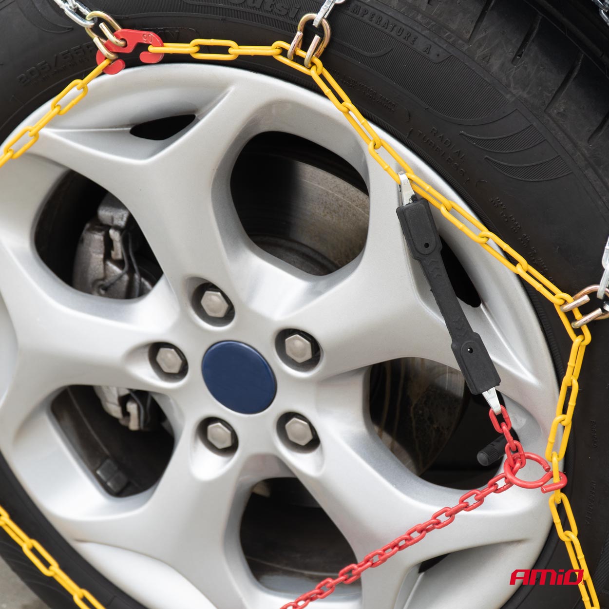 Cadenas para nieve montadas en las ruedas del coche